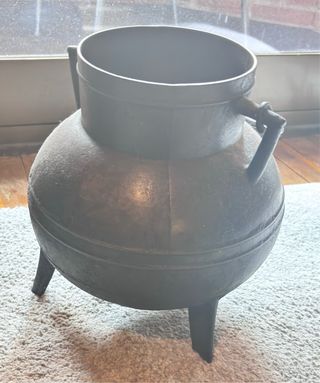 Olla de hierro antigua