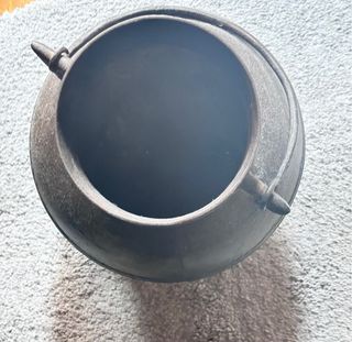 Olla de hierro antigua