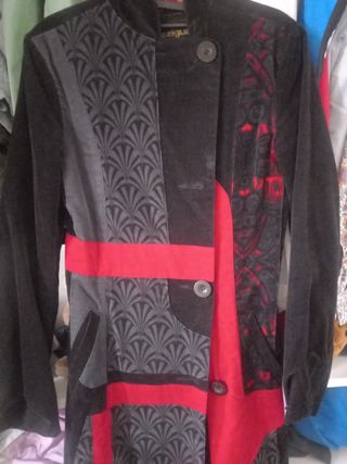 Abrigo Desigual negro y rojo
