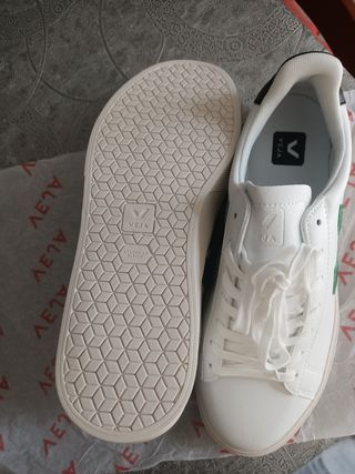 Zapatillas Veja blancas y verdes