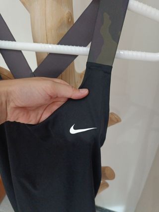 Camiseta NIKE negra tirantes