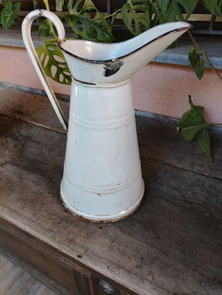 Brocca vintage smaltata bianca