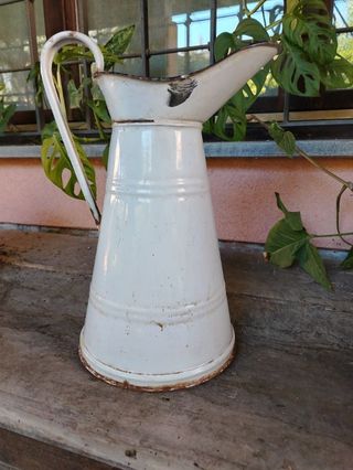 Brocca vintage smaltata bianca