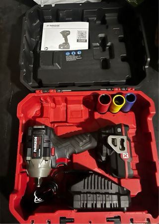 Pistola impacto con cargador y batEria 2 ah