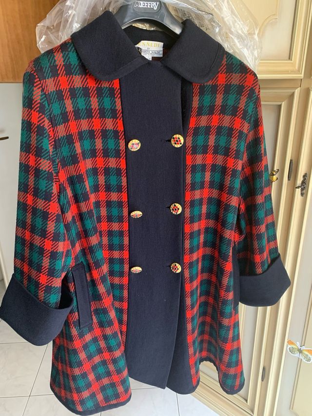 Cappotto da donna in pura lana, elegante.