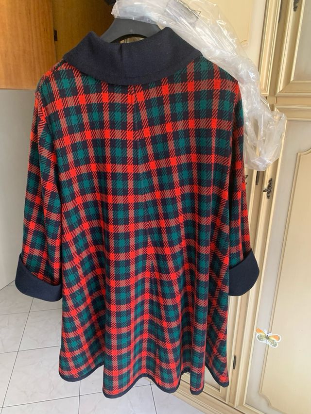 Cappotto da donna in pura lana, elegante.