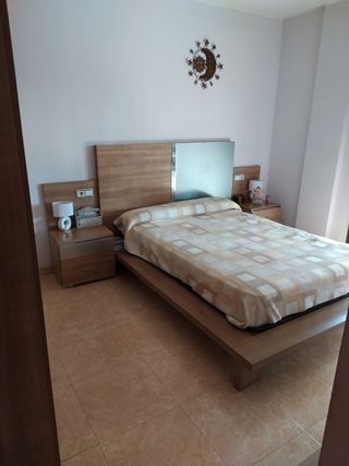 Cama matrimonio madera + mesitas+ cómoda