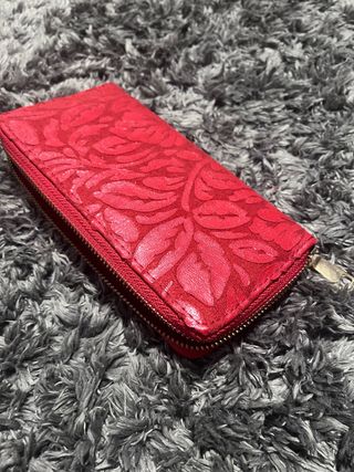 Cartera roja estampada