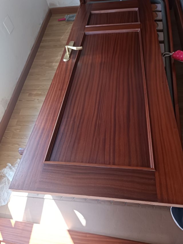 Puerta interior sapelly maciza