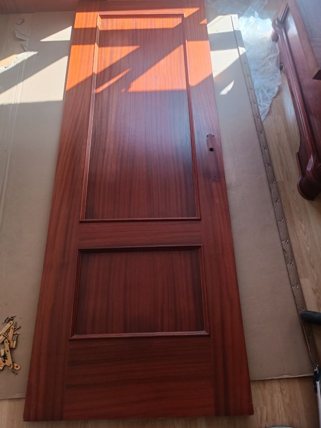 Puerta interior sapelly maciza