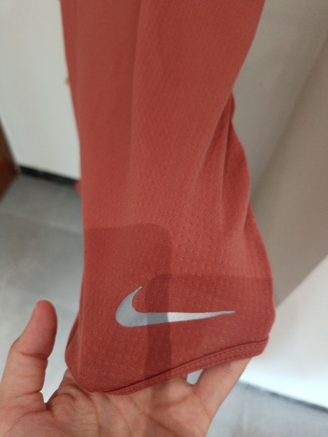 Top NIKE rojo deportivo