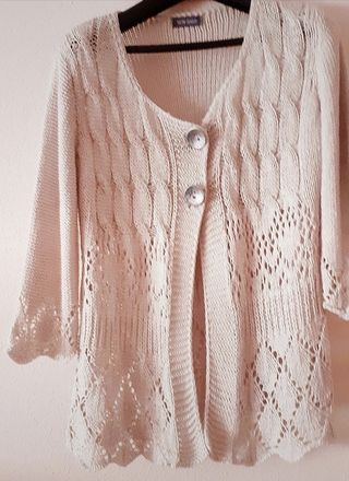 Chaqueta beige calada ligera