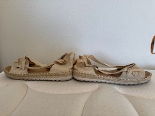 Sandalias planas beige mujer