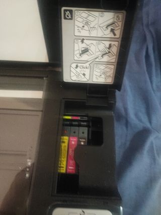 Impresora Epson negra en buen estado.