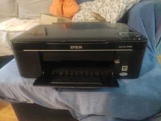 Impresora Epson negra en buen estado.