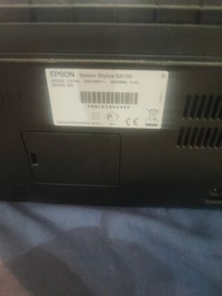 Impresora Epson negra en buen estado.