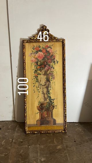 Reliquia antigua con flores y querubín
