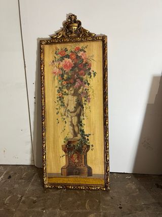 Reliquia antigua con flores y querubín