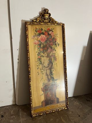 Reliquia antigua con flores y querubín