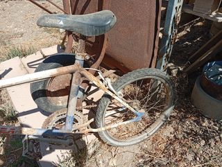 Bicicleta antigua oxidada