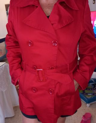 Gabardina roja nueva