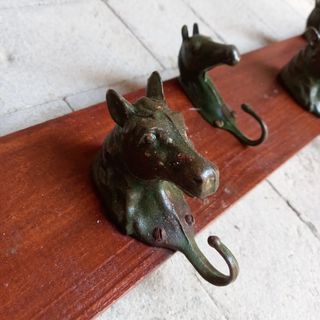 Appendiabiti in legno con 6 ganci teste di cavallo