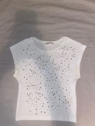 Top Stradivarius blanco con pedrería