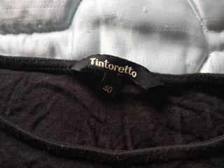 Camiseta negra sin mangas de Tintoretto.