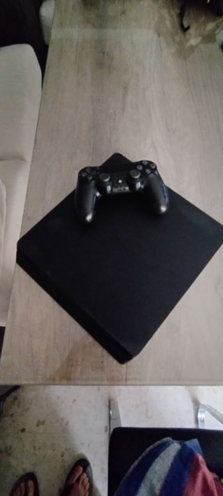 PS4 (PlayStation 4) negra + mando