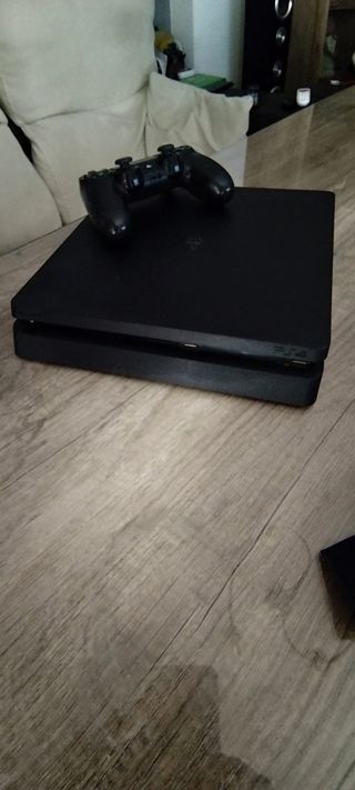PS4 (PlayStation 4) negra + mando