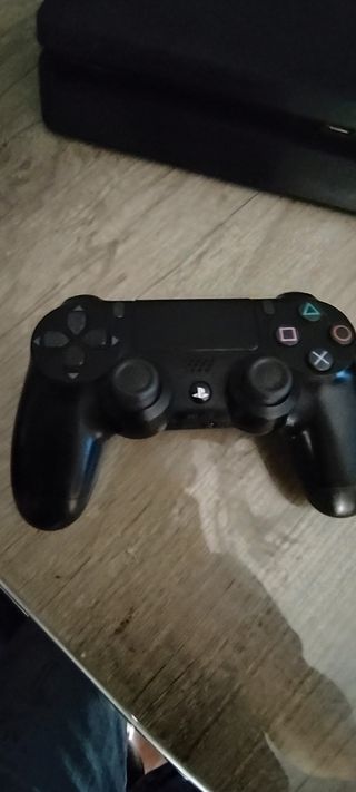 PS4 (PlayStation 4) negra + mando
