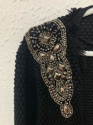 Suéter negro con charreteras marca VER (Argentina)