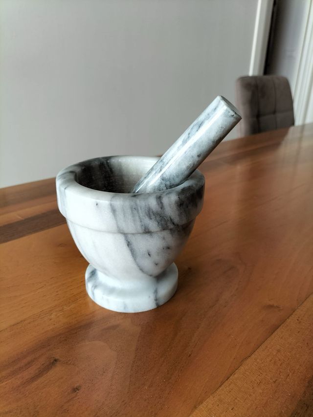 Mortaio e pestello in marmo bianco e grigio