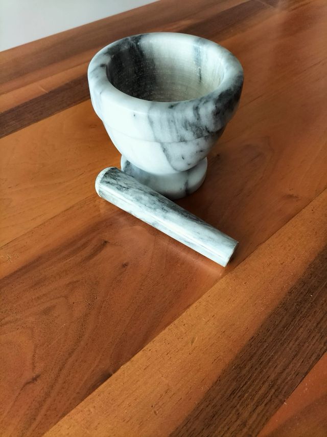 Mortaio e pestello in marmo bianco e grigio