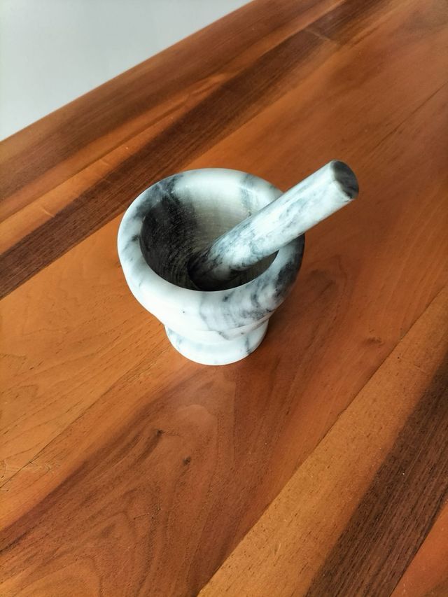 Mortaio e pestello in marmo bianco e grigio
