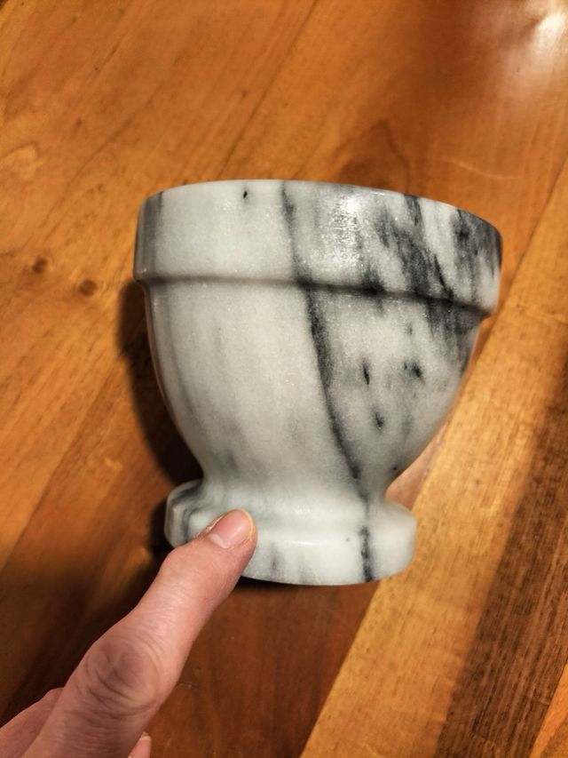 Mortaio e pestello in marmo bianco e grigio