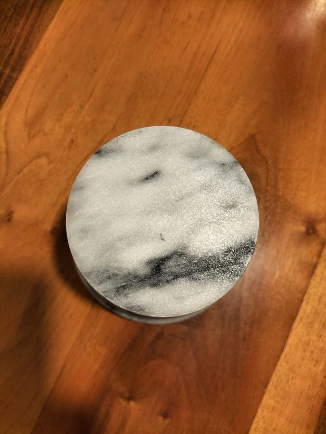 Mortaio e pestello in marmo bianco e grigio