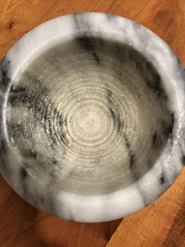 Mortaio e pestello in marmo bianco e grigio