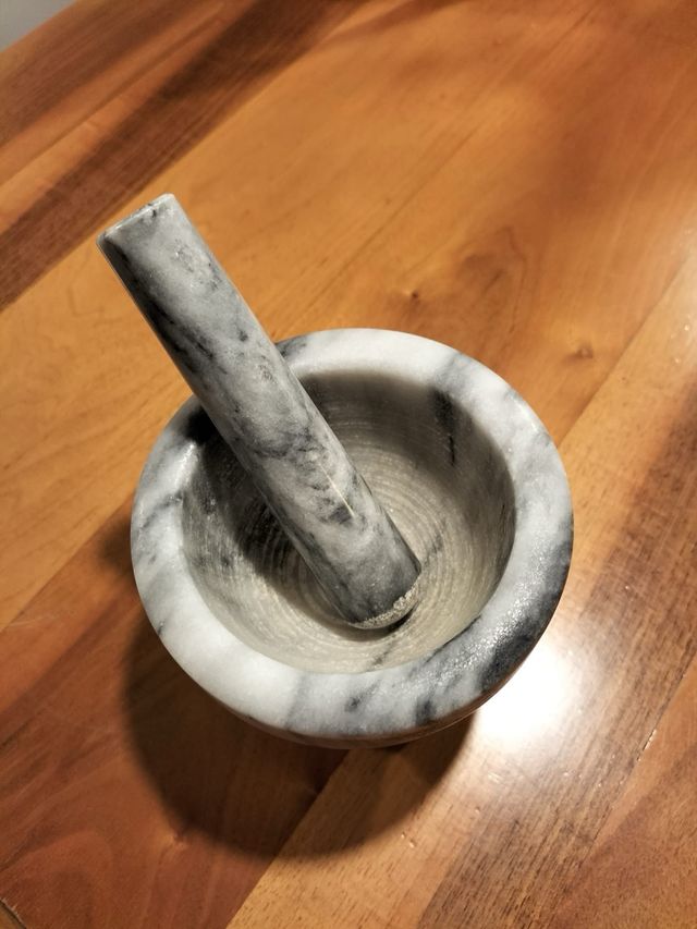 Mortaio e pestello in marmo bianco e grigio