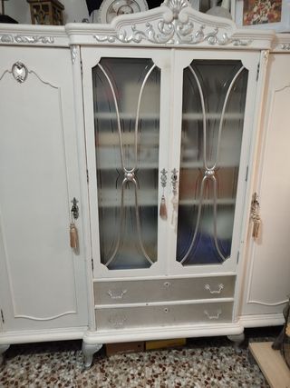 Mueble antiguo blanco y plata