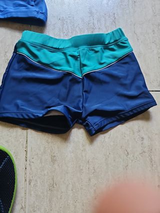 Bañadores, gorro y escarpines niño