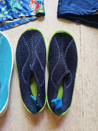 Bañadores, gorro y escarpines niño