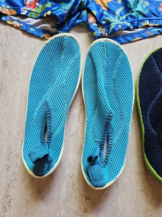 Bañadores, gorro y escarpines niño