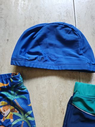 Bañadores, gorro y escarpines niño