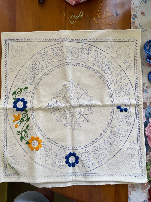 Cuadrante de cojín para bordar e hilos diversos