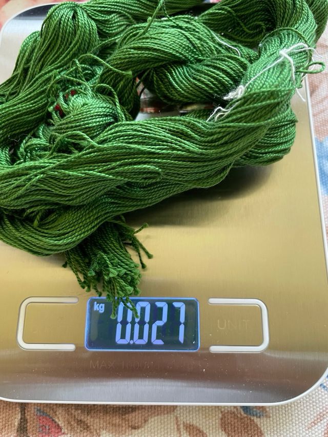 Cuadrante de cojín para bordar e hilos diversos