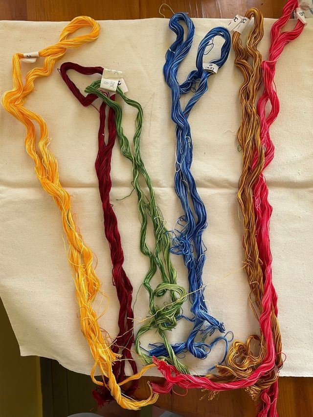 Cuadrante de cojín para bordar e hilos diversos