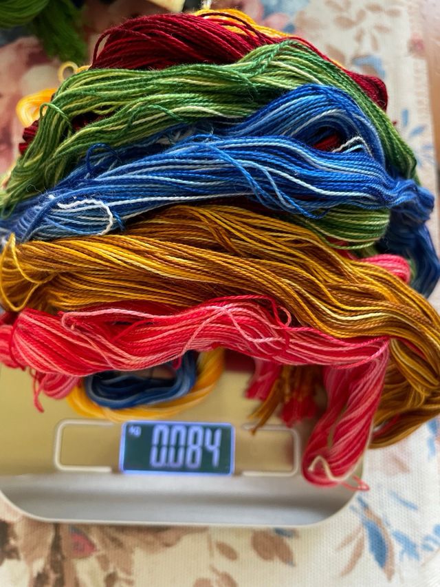 Cuadrante de cojín para bordar e hilos diversos