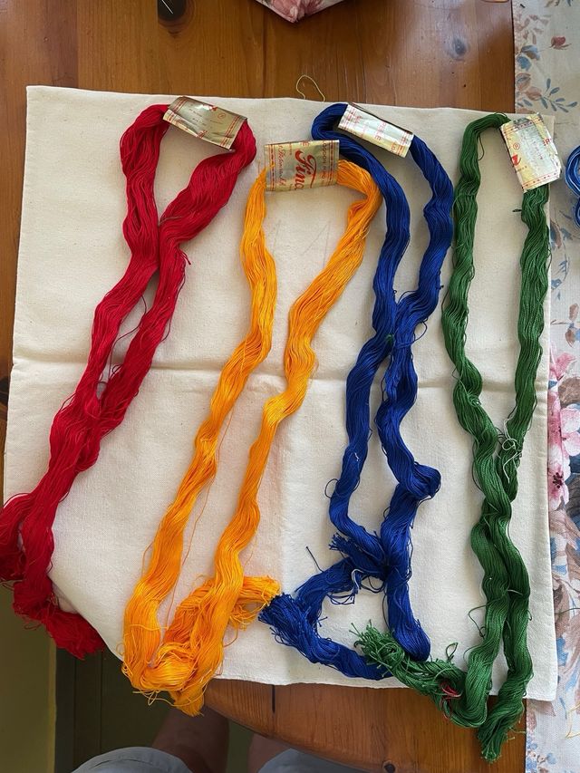 Cuadrante de cojín para bordar e hilos diversos