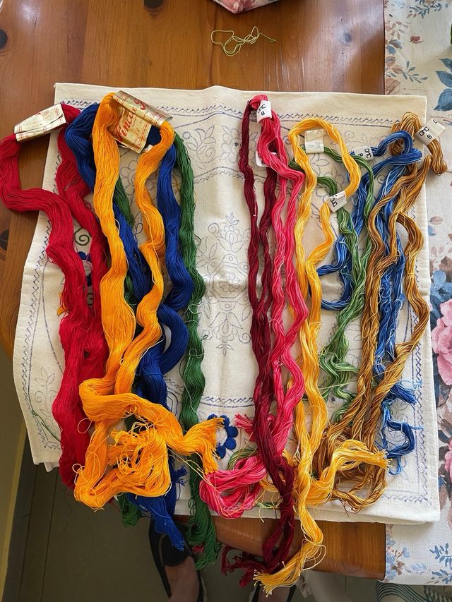 Cuadrante de cojín para bordar e hilos diversos